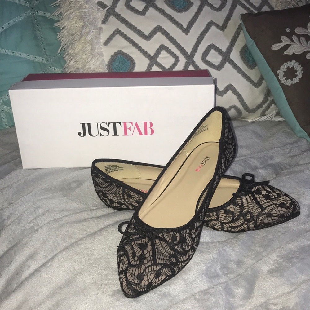 8.5 Black & Nude Laced Pointed Toed Flats